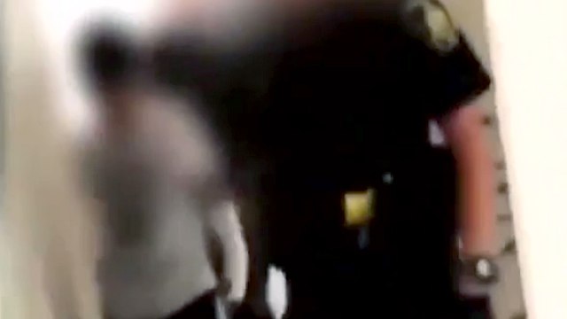 Un policier met une grosse gifle à un enfant de 12 ans qui lui manque de respect