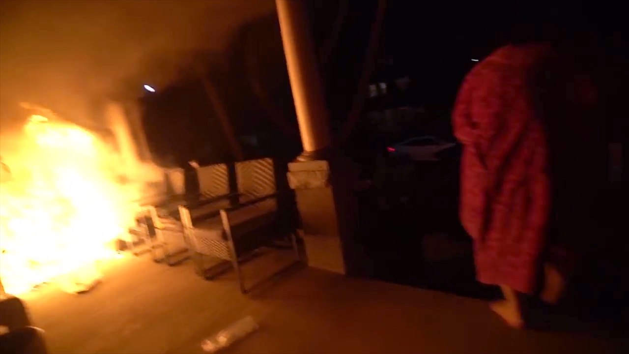 Il se réveille brusquement et découvre qu'un pyromane a mis le feu à sa maison