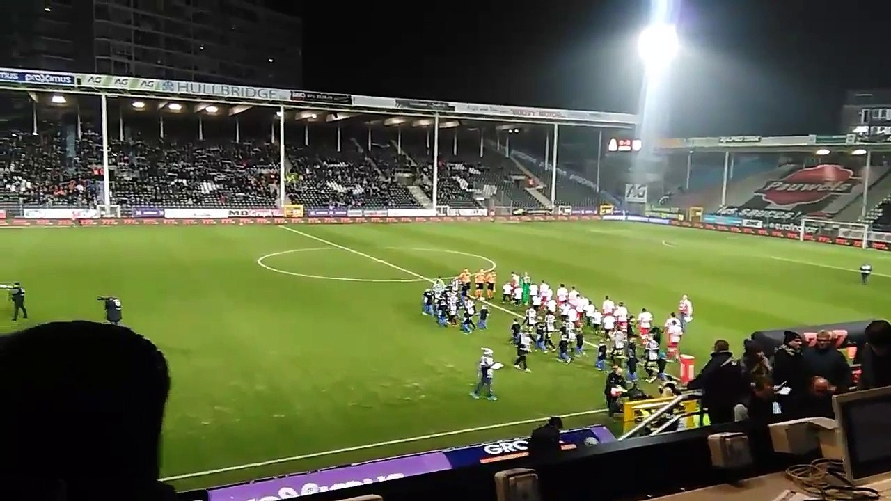 Les Ultras de Charleroi jettent des centaines de peluches pour les enfants défavorisés