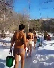 Rus Annelerin Buz Gibi Suyla Bebeklerini Yıkaması