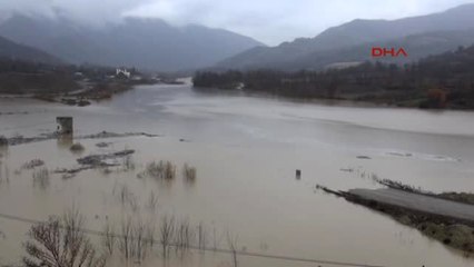 Bartın Kozcağız Deresi Taştı, Yol Ulaşıma Kapandı