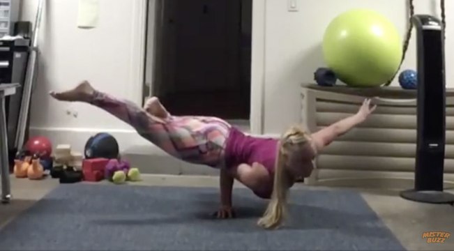 Les mouvements de cette contorsionniste sont exceptionnels !