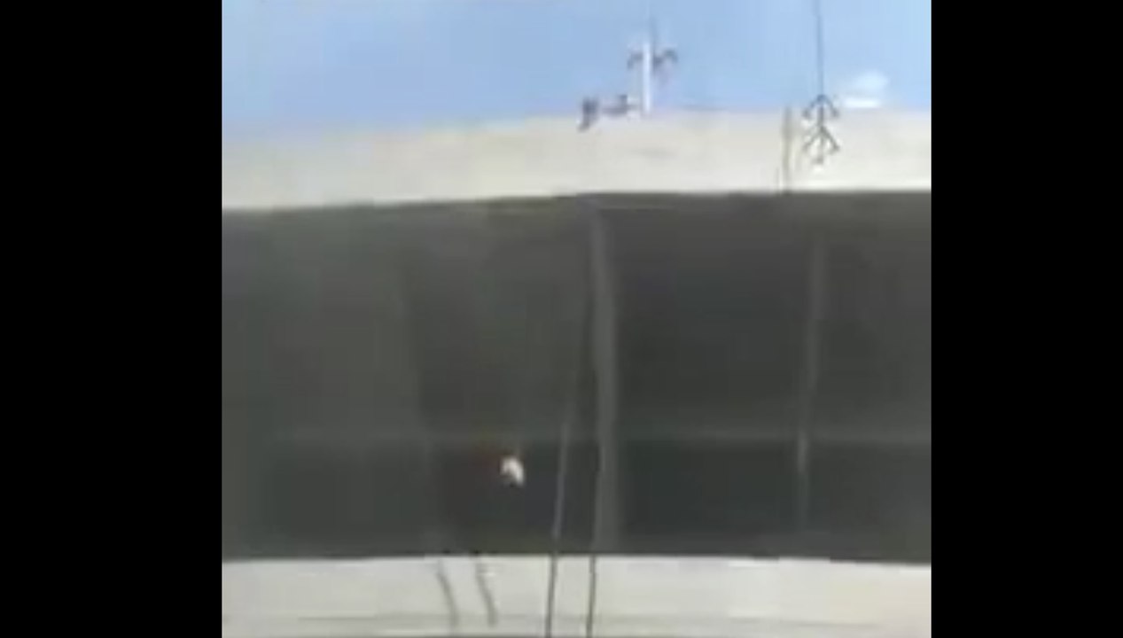 Livraison de biere par-dessus un stade au brésil pour contourner l'interdiction !!