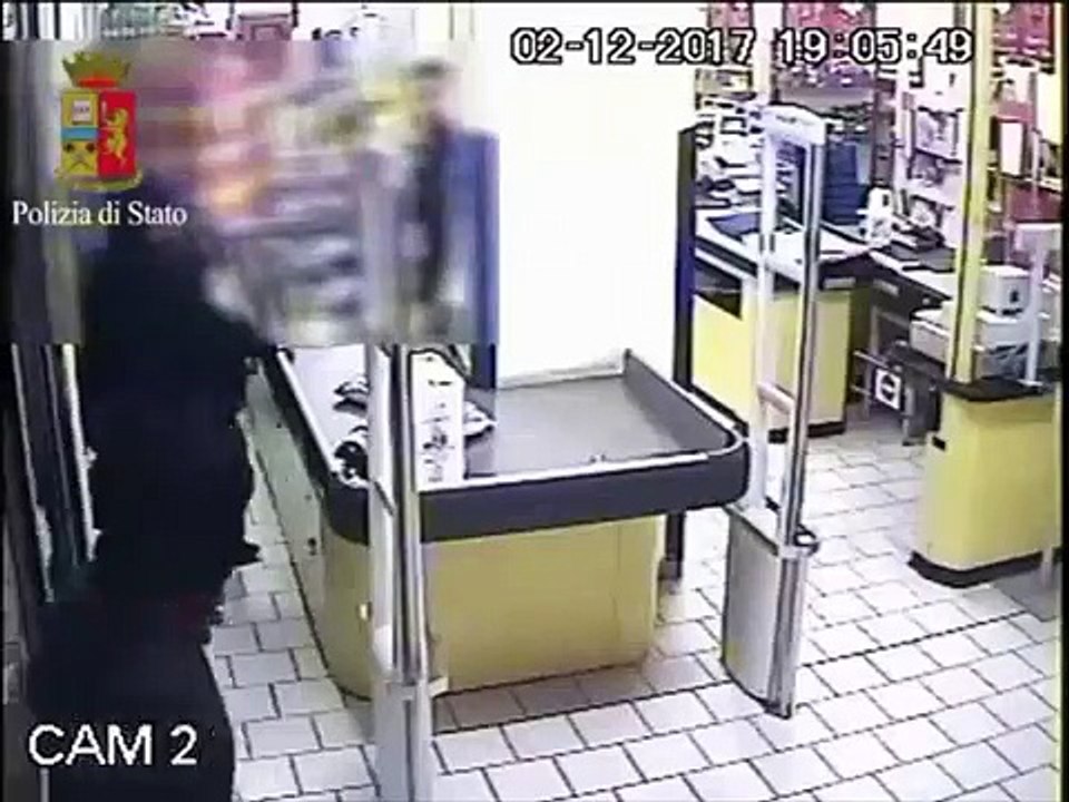 Bari: rapina il discount ma viene preso dai pol...