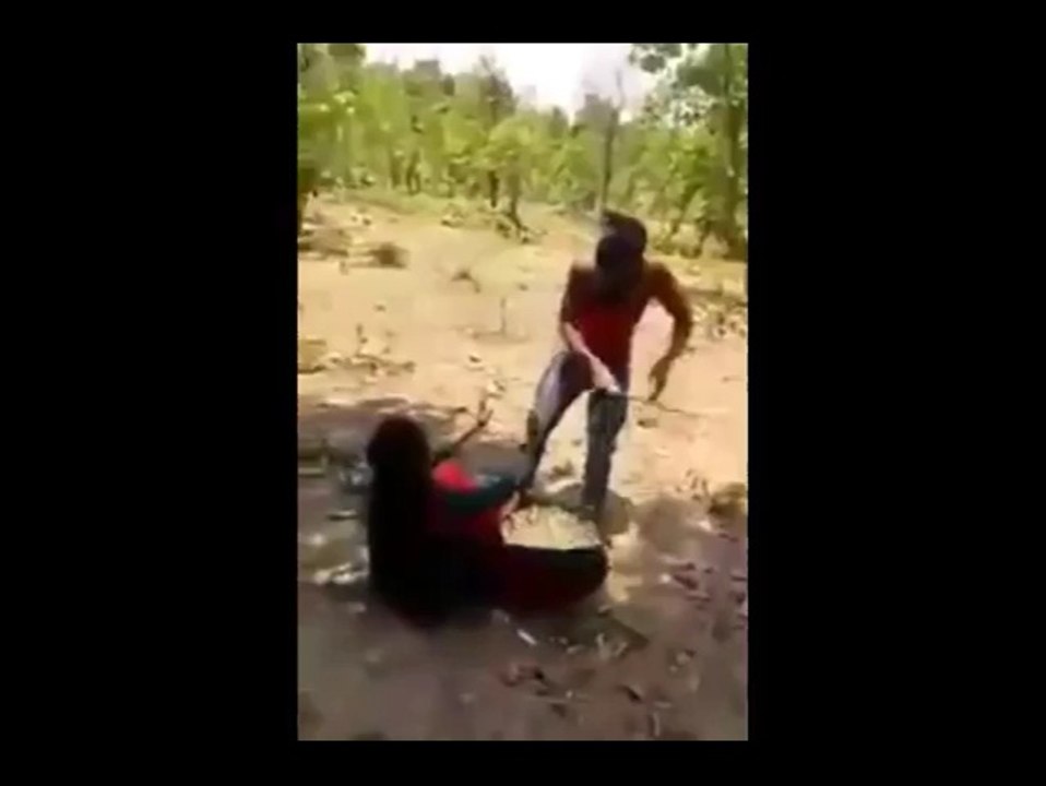 Ladka  Ladki Jangal Me Saath Karte pakde Gaye -Logo ne Jamkar peeta -jangal me mangal लड़का लड़की जंगल में करते पकडे गए -लोगो ने जमकर पीटा -जंगल में मंगल