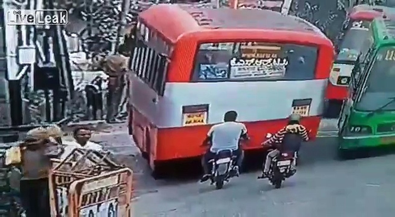 Man commits suicide when he placed his head under a bus