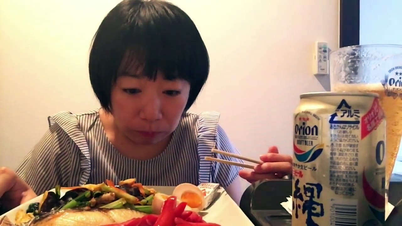 女ひとり家呑み おつまみ盛り合わせプレートとビール＆冷酒で乾杯！