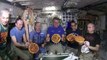 Astronautas de estación espacial hacen fiesta de pizza espacial