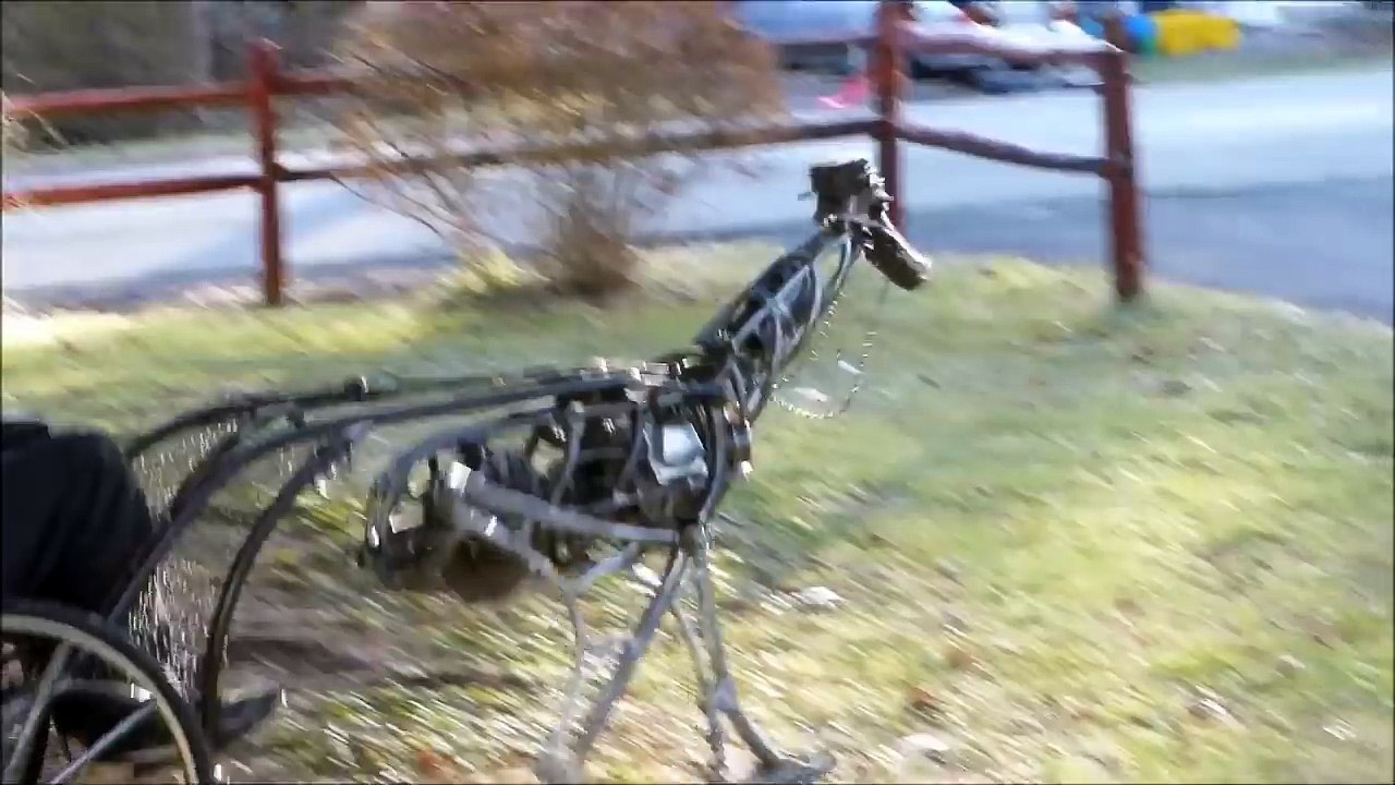 The Walking Machine, un homme en calèche tiré par une machine qui marche