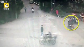 Pickpocketer gets kicked off a motorcycle by the victim and pinned to the ground