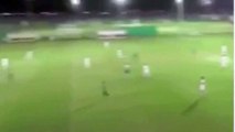 Un spectateur envahit le terrain en plein match de foot avec sa voiture