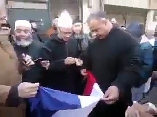 Ali Belhadj brûle le drapeau de la France علي بلحاج يحرق علم فرنسا