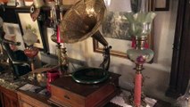 Un gramophone de 1920 résonne dans une boutique d'antiquités à Plombières-les-Bains