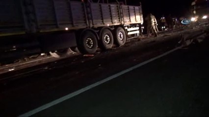 Kamyonun Çarptığı Otomobil İkiye Bölündü: 2 Ölü, 2 Yaralı