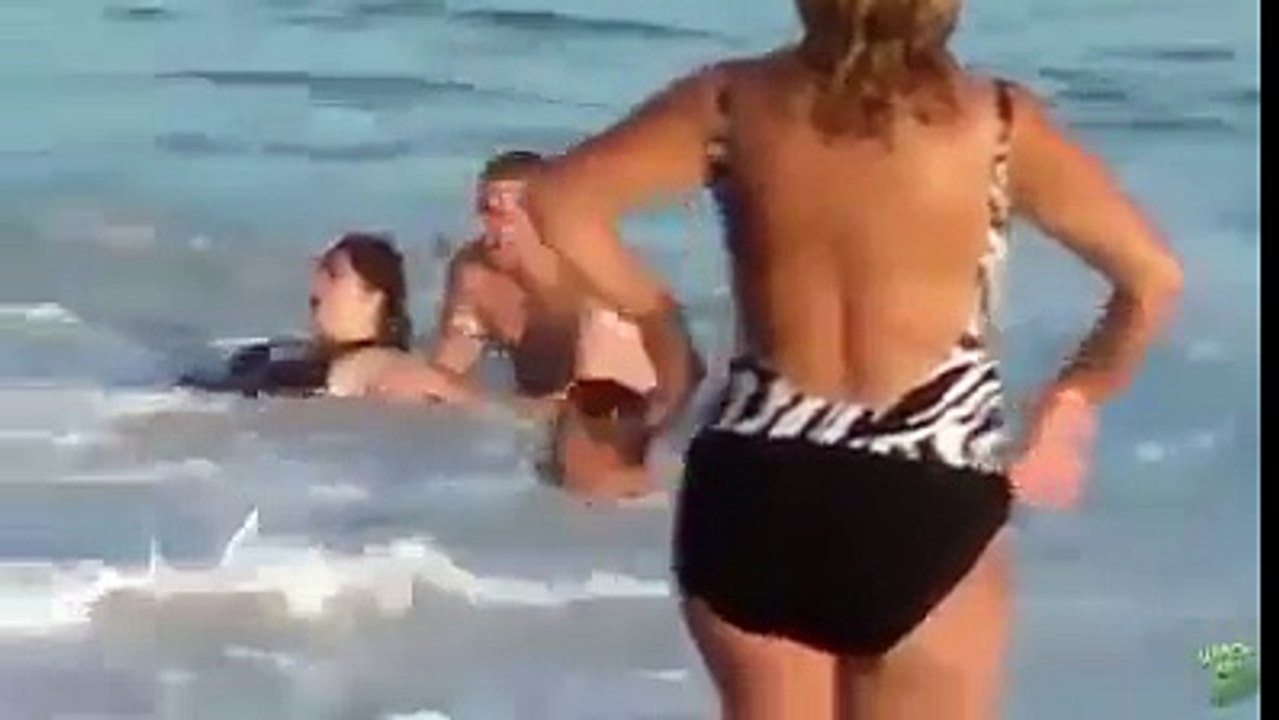 Fa la stupida in mare e guardate cosa accade!