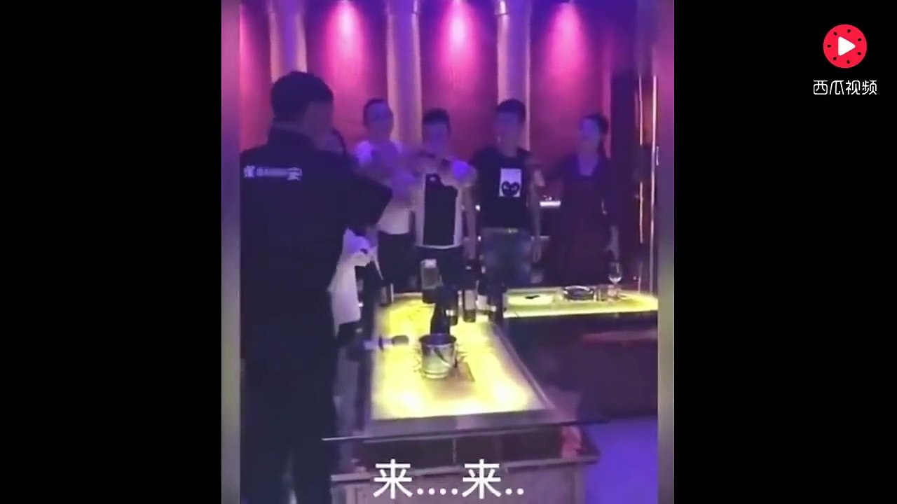 亿万富翁，参加同学聚会KTV遭侮辱唾弃，让他看清这些老同学