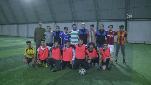 Polis ve Hakkarili Gençler, Ön Yargılara Birlikte Çalım Attı