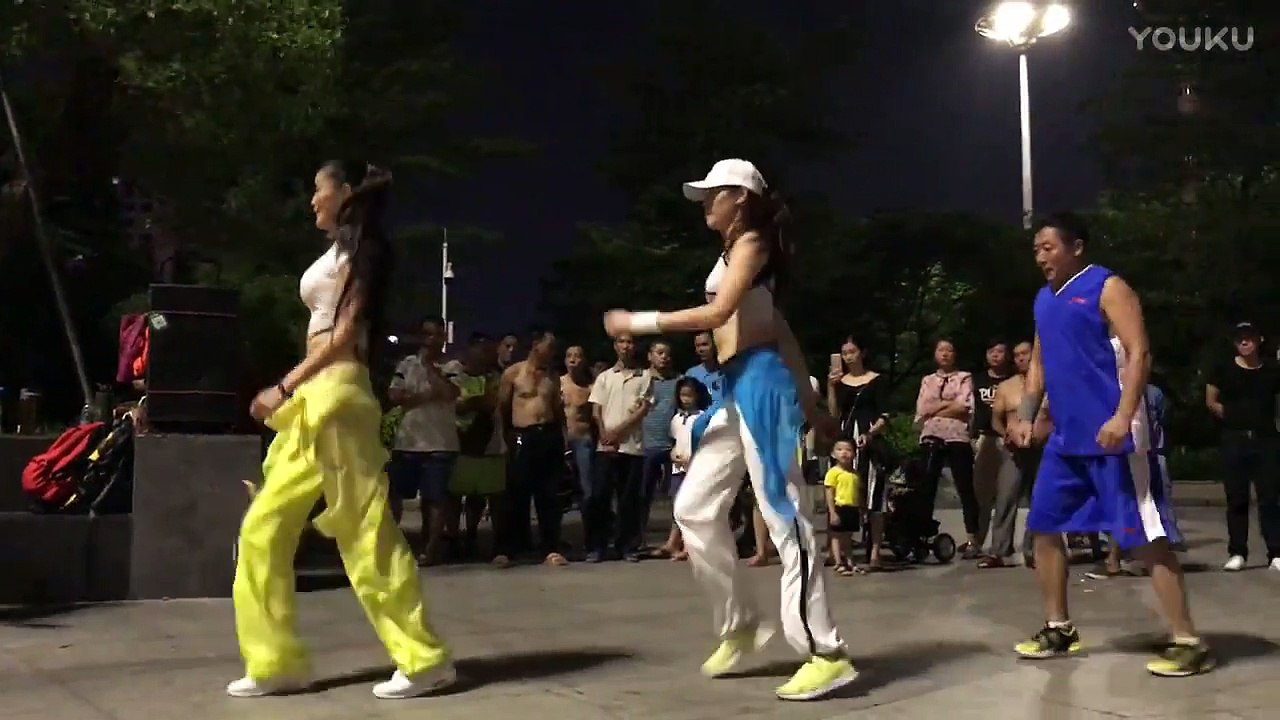 深圳广场舞 长发白衣跳得不错