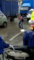Ce policier fait face à un champion de kung fu ! Enfin presque