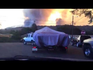 Скачать видео: Timelapse Captures California Residents Evacuating Oxnard During Thomas Fire