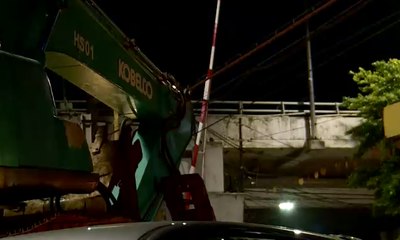 Truk Eskavator Tersangkut di Perlintasan KA Pejompongan