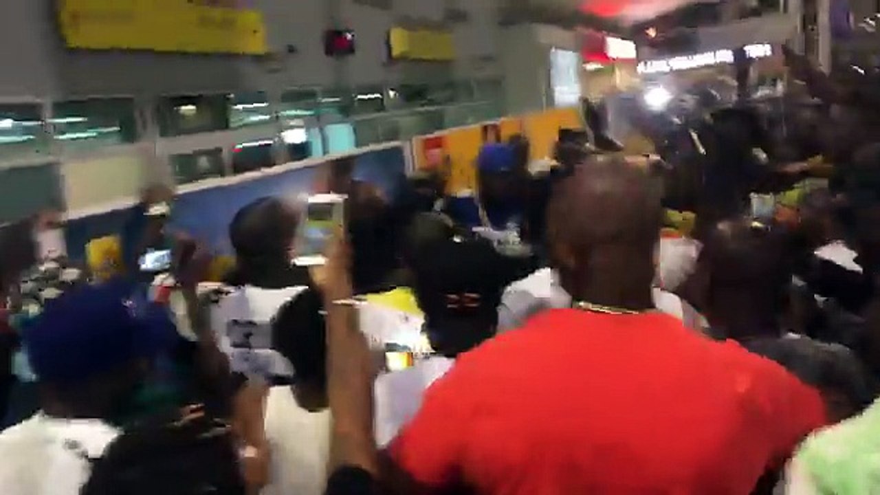 L'ARRIVÉE DE L'ENFANT PRODIGE DJ ARAFAT DEPUIS L'AÉROPORT D'ABIDJAN