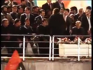 Asif Ali Zardari Jalse Mein Kia Pee Rahe Hain..?