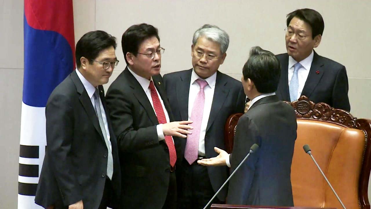 예산안, 진통 끝 본회의 통과...한국당 불참 / YTN