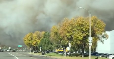 Video herunterladen: Smoke From Santa Clarita's Rye Fire Envelops Sky