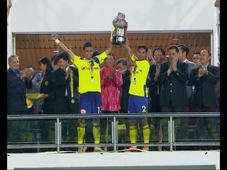 Tok Gajah julang Piala Sumbangsih 2014