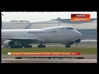 Pesawat khas yang membawa jenazah selamat mendarat