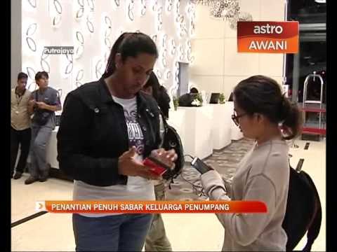 Penantian penuh sabar keluarga penumpang