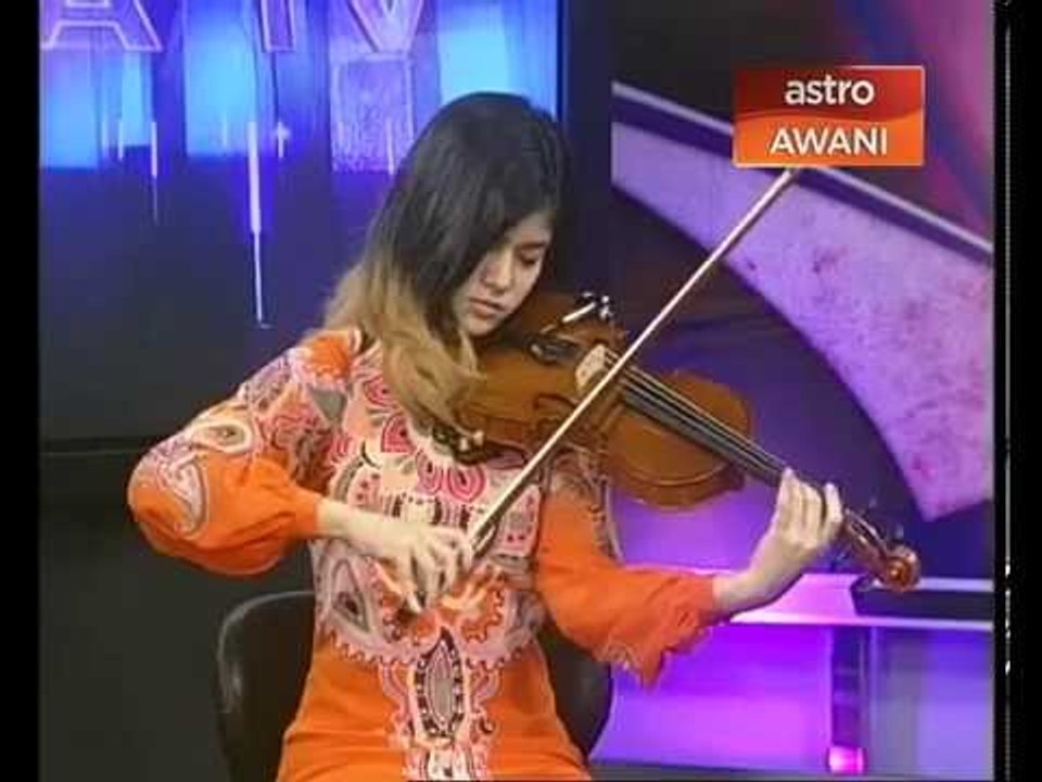 Biola teman setia Nisa Addina