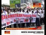 Bantahan pemandu teksi bertukar kecoh