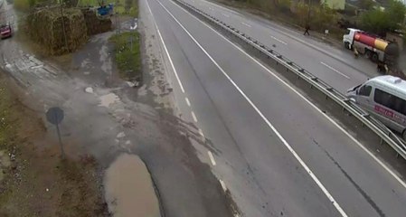 Tanker Minibüse Çarptı, Yoldaki Hayvanlar Telef Oldu