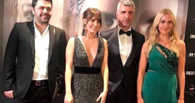 Gala Gecesinde Meryem Uzerli ile Aslı Enver Dekolte Yarıştırdı