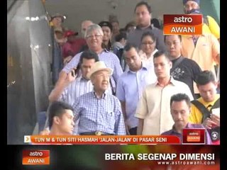 Descargar video: Tun M & Tun Siti Hasmah 'jalan-jalan' di Pasar Seni