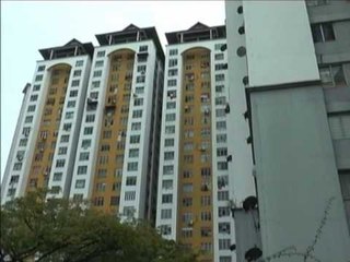 Wanita terjatuh dari bangunan