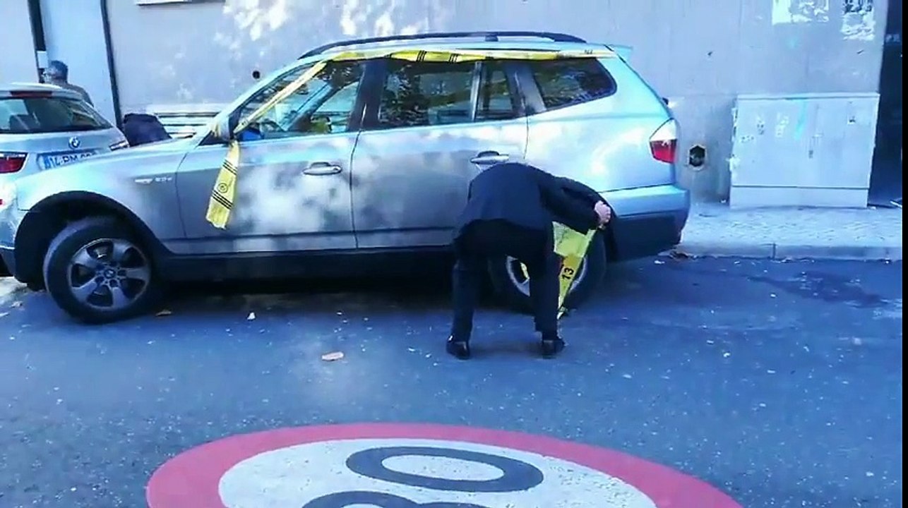 Italian old guy removes wheel clamp from his ca...