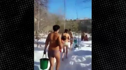 Karlı havada bebeklerini soyup buz gibi suyla yıkadılar