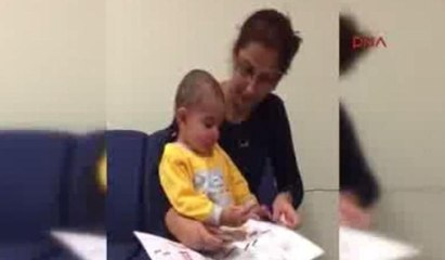 İlk kez duyduğu babasının sesine ağlayarak tepki verdi