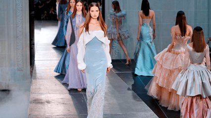 فساتين أليكسس مابيل تحاكي المرأة الرومانسية في داخلك