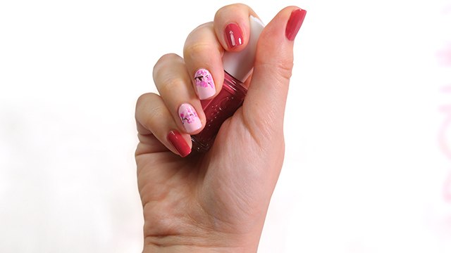 زيني أظافرك بنعومة أزهار الكرز في العيد