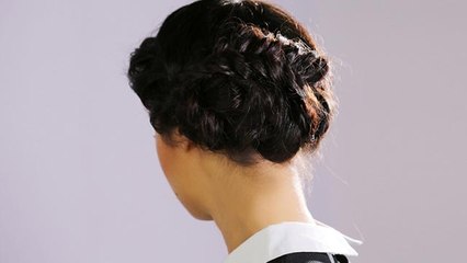 بالخطوات، إليك تسريحة الكعكة الجانبية مع الضفيرة لعام 2017