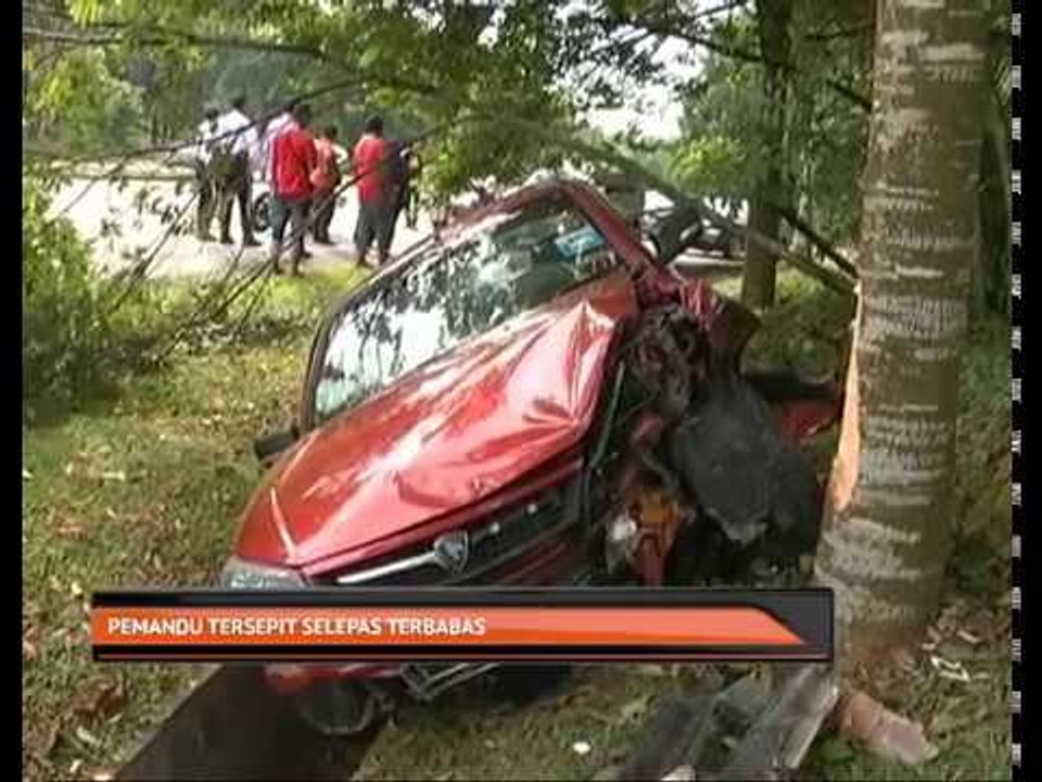 Pemandu tersepit selepas terbabas