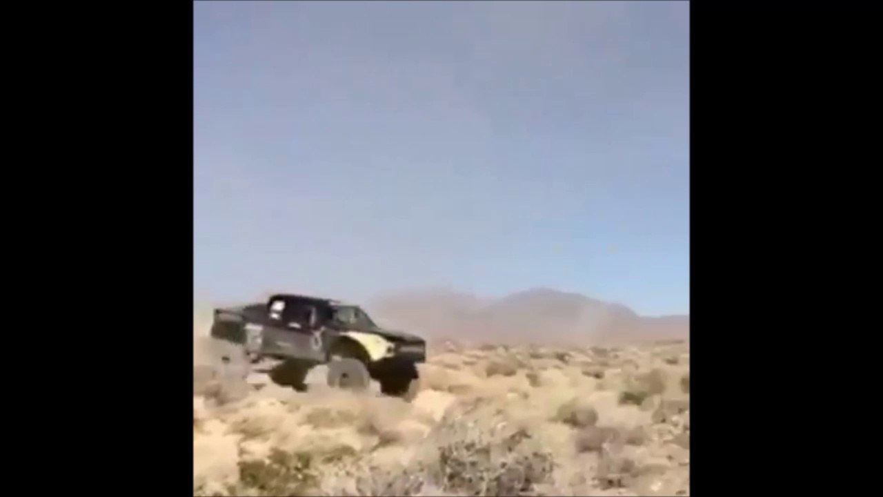 Il pulvérise son 4x4 en prenant un talus à pleine vitesse