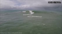 Ce sauvetage de surfer tourne terriblement mal pour le sauveteur et le surfeur