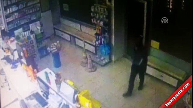 Aranan hırsızlık şüphelisi polis aracına çarpınca yakalandı