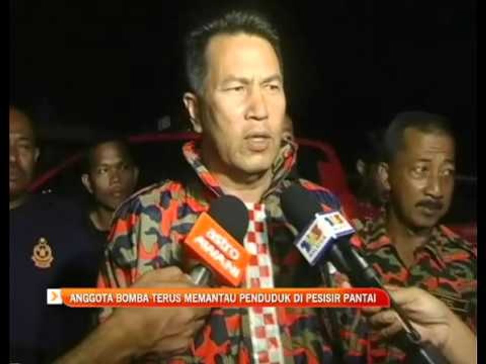Anggota bomba terus memantau penduduk di pesisir pantai