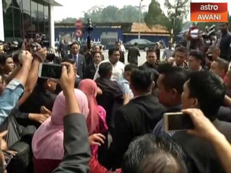 Khalid Samad diserang penyokong Tajuddin Rahman di Parlimen